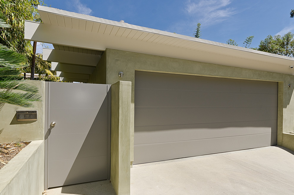 На фото: отдельно стоящий гараж среднего размера в современном стиле с навесом для автомобилей для двух машин