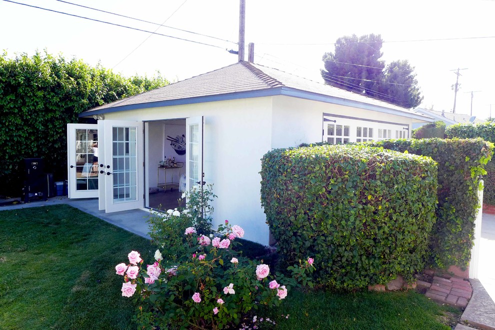 На фото: маленький отдельно стоящий гараж в современном стиле для на участке и в саду