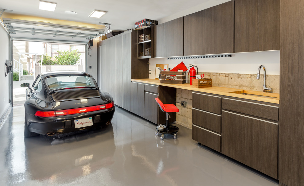 Aménagement d'un garage pour deux voitures attenant classique de taille moyenne avec un bureau, studio ou atelier.
