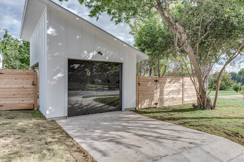 Стильный дизайн: маленький отдельно стоящий гараж в современном стиле для на участке и в саду, одной машины - последний тренд