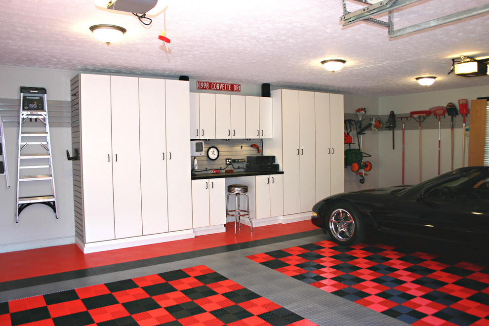 Exemple d'un garage pour deux voitures chic.