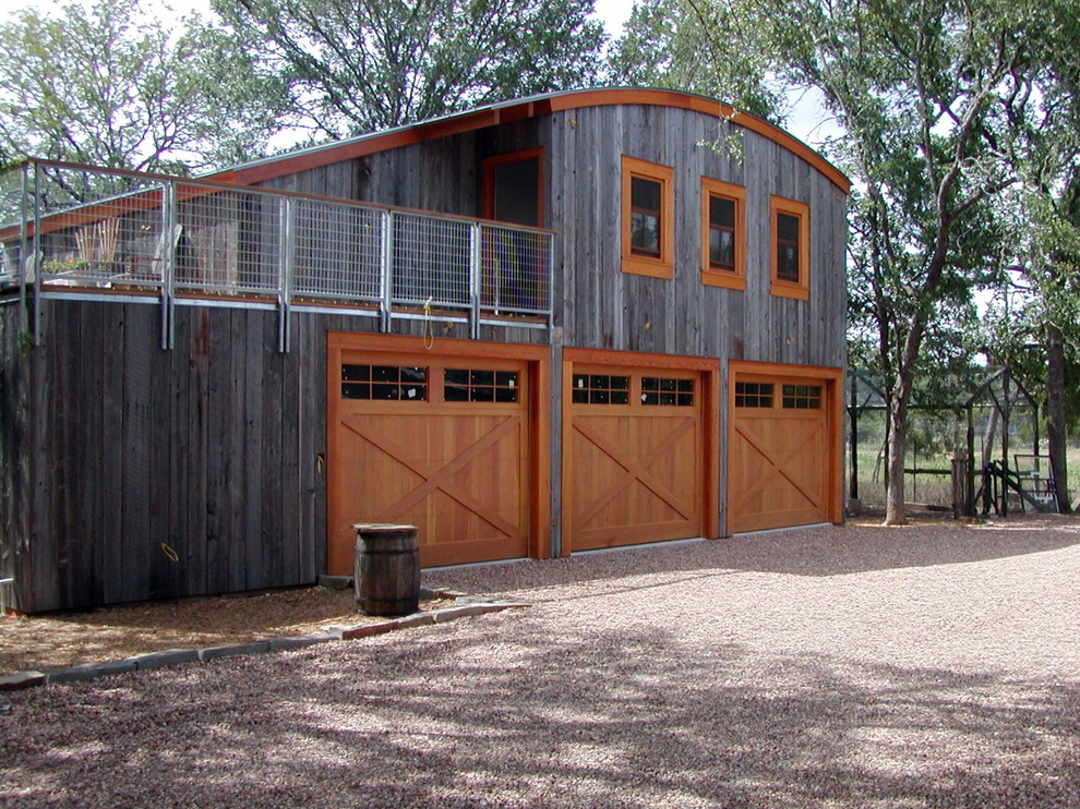 Bild på en stor eklektisk tillbyggd trebils garage och förråd