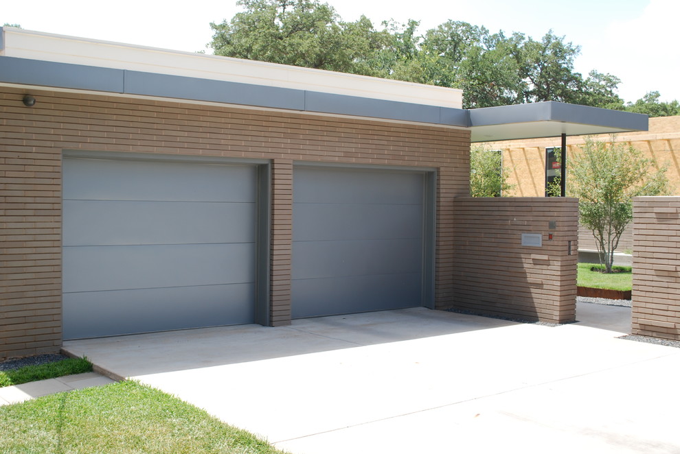 Foto på en stor funkis tillbyggd garage och förråd
