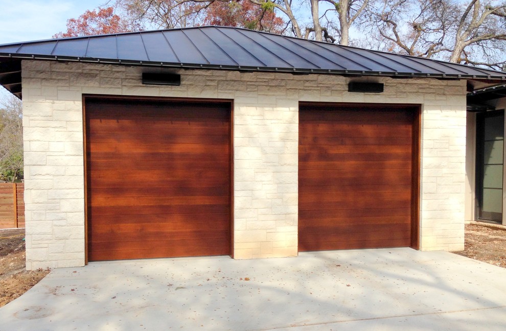 Idée de décoration pour un grand garage pour deux voitures attenant minimaliste.