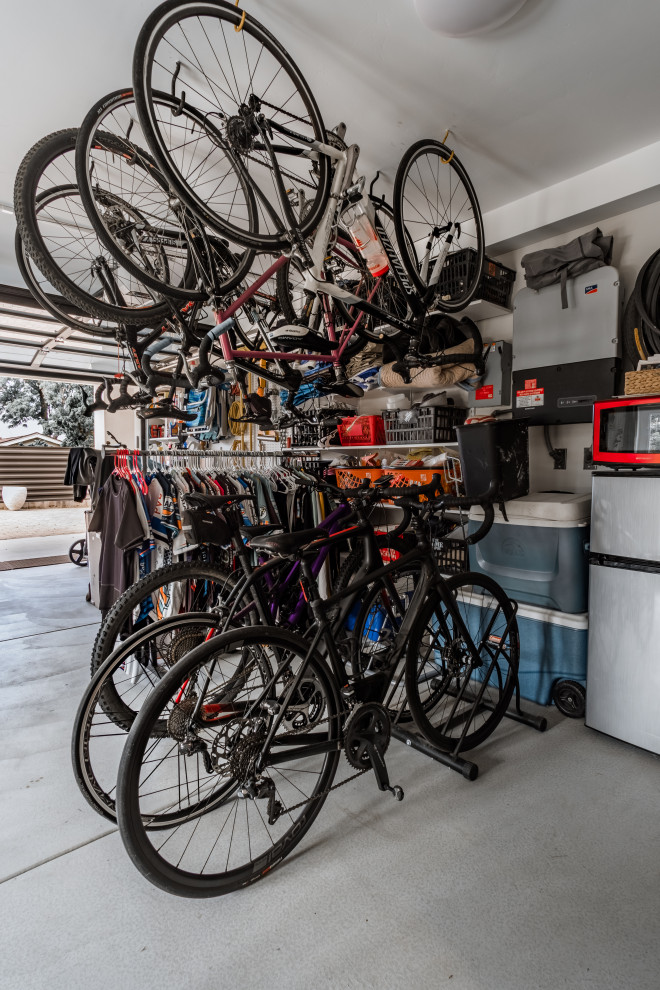 Réalisation d'un petit garage pour deux voitures attenant minimaliste avec un bureau, studio ou atelier.