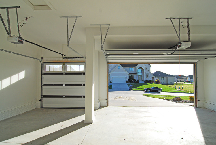 Ispirazione per un garage per due auto connesso stile americano di medie dimensioni