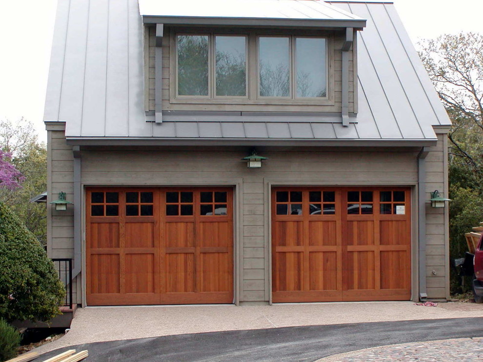 Exemple d'un grand garage pour deux voitures attenant craftsman.