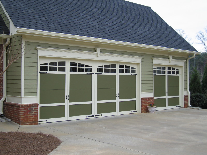 This is an example of a large traditional attached garage in Atlanta with three or more cars.