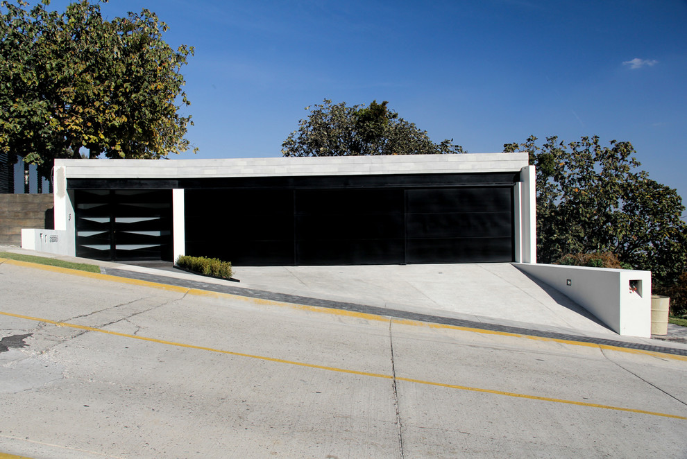На фото: огромный пристроенный гараж в современном стиле для трех машин