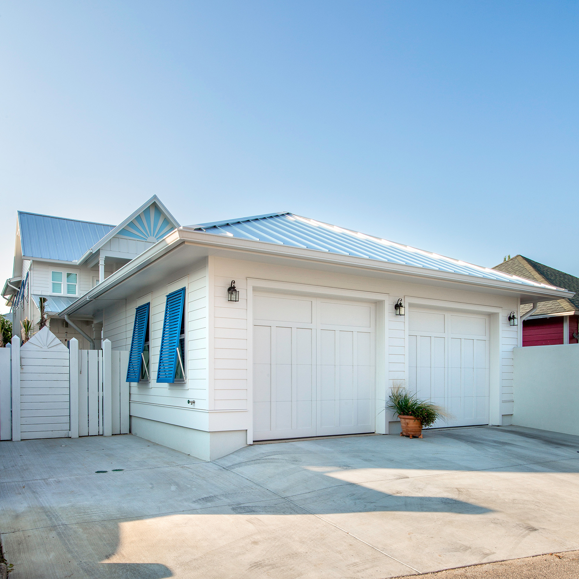 75 Mid-Sized Coastal Garage Ideas You'll Love - April, 2025