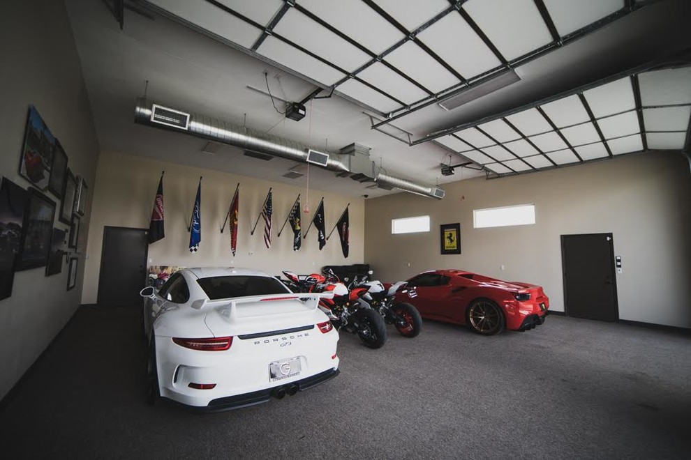 Inspiration pour un grand garage pour quatre voitures ou plus séparé traditionnel.