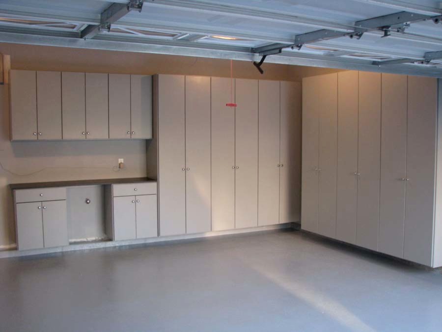 Idée de décoration pour un grand garage pour deux voitures attenant minimaliste avec un bureau, studio ou atelier.
