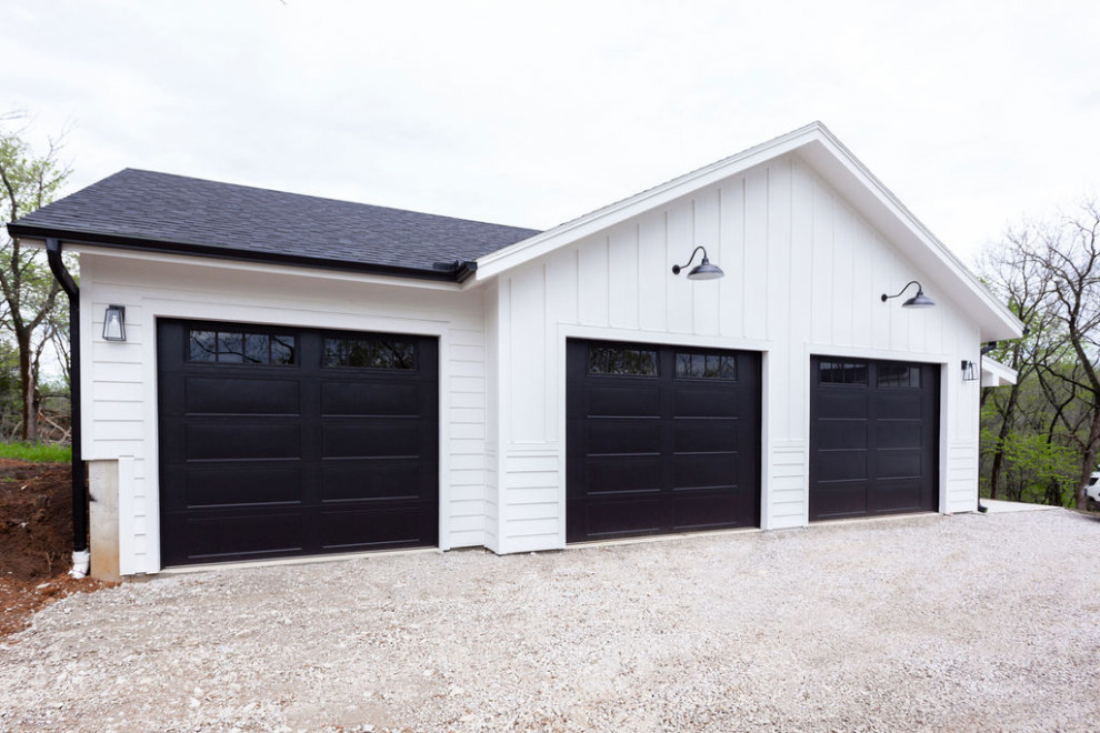 Exemple d'un grand garage pour trois voitures séparé nature.