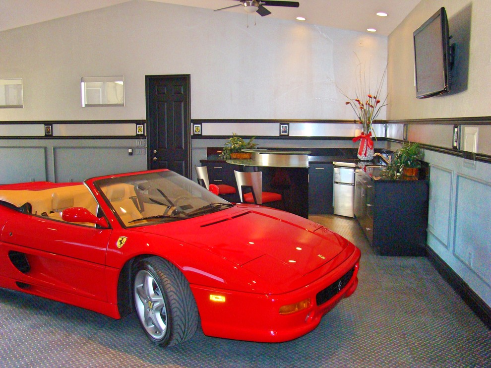 На фото: отдельно стоящий гараж среднего размера в стиле лофт с навесом для автомобилей для трех машин