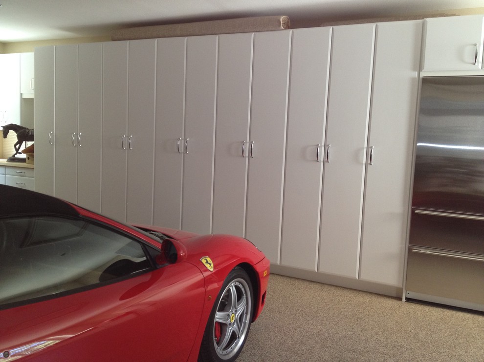 Exemple d'un garage attenant tendance de taille moyenne.