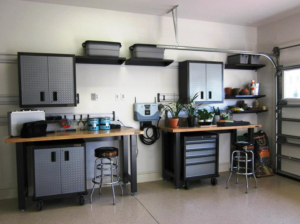 Cette image montre un garage pour deux voitures urbain de taille moyenne avec un bureau, studio ou atelier.