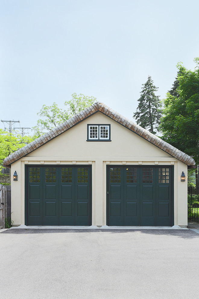 Свежая идея для дизайна: отдельно стоящий гараж среднего размера в классическом стиле для двух машин - отличное фото интерьера
