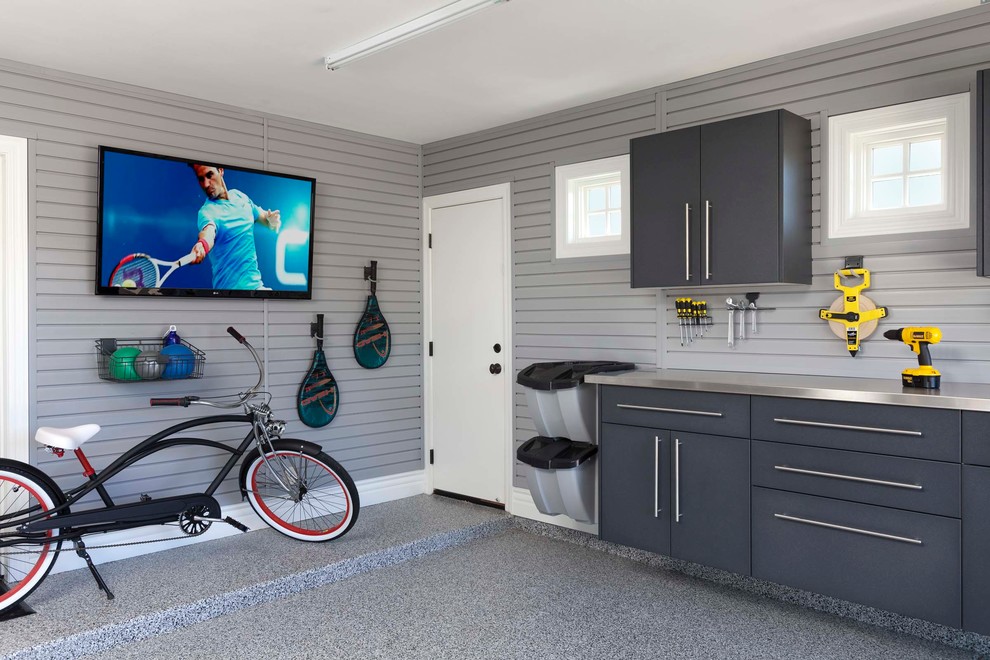 Cette photo montre un garage pour deux voitures attenant chic de taille moyenne avec un bureau, studio ou atelier.
