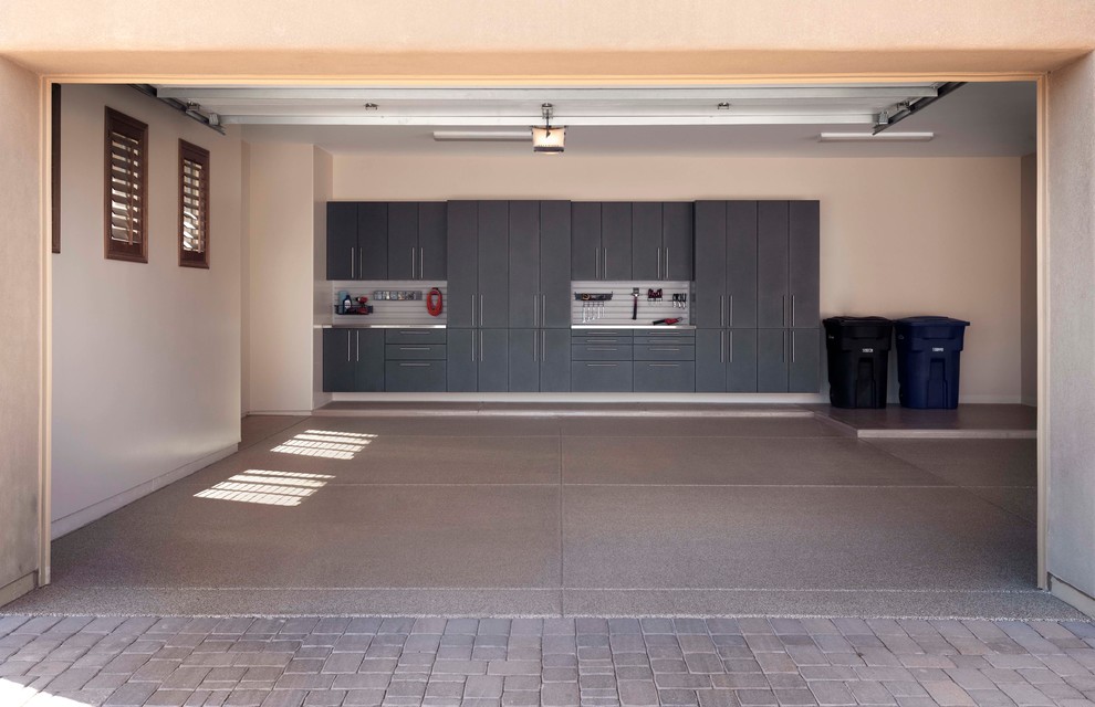 Réalisation d'un grand garage pour trois voitures attenant tradition avec un bureau, studio ou atelier.