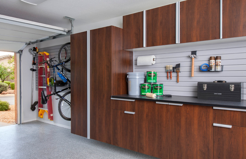 Immagine di un grande garage per tre auto connesso chic con ufficio, studio o laboratorio