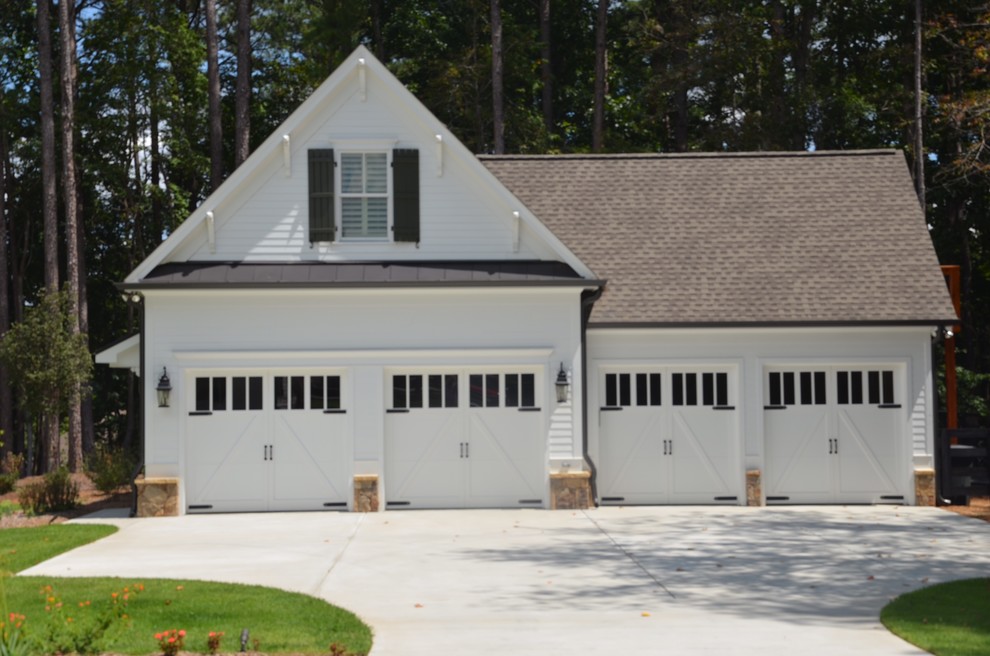 Пример оригинального дизайна: большой отдельно стоящий гараж в стиле кантри для четырех и более машин