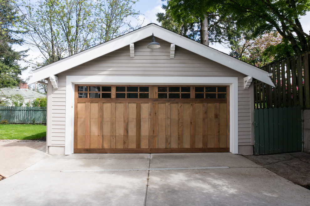 Exemple d'un garage pour deux voitures séparé craftsman de taille moyenne.