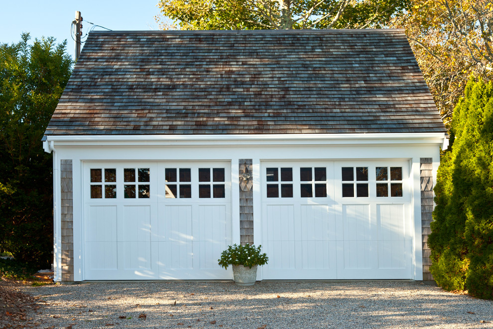 Cette image montre un garage pour deux voitures séparé traditionnel.