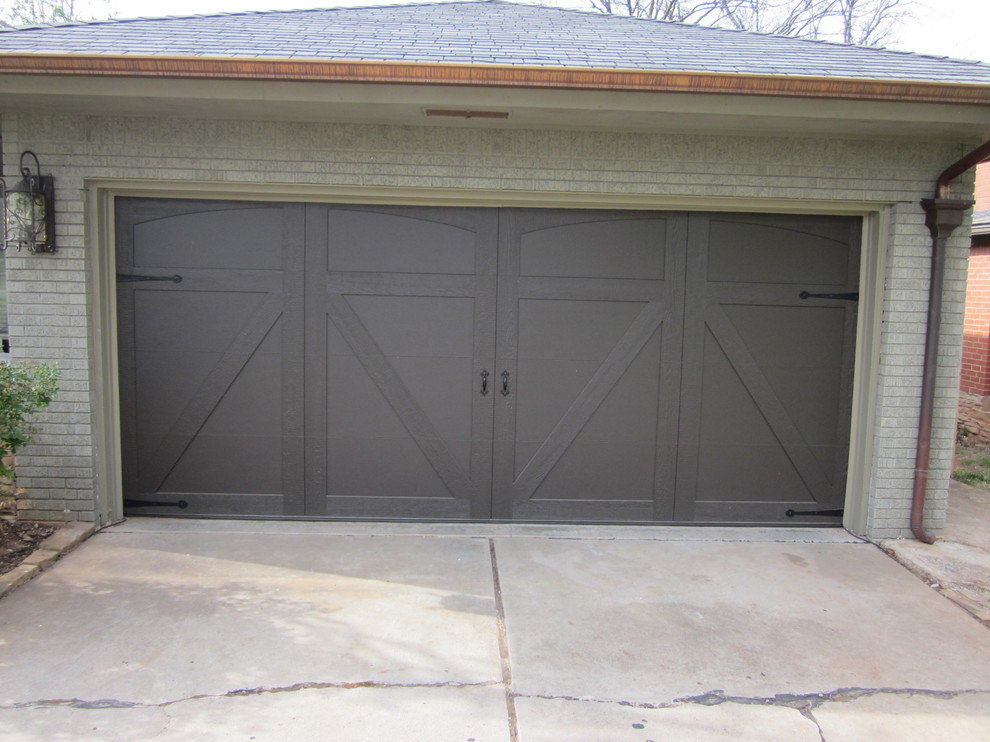 Exemple d'un garage pour deux voitures attenant craftsman de taille moyenne.