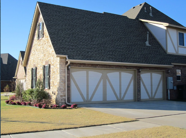 Mid-sized farmhouse attached three-car garage photo in Oklahoma City