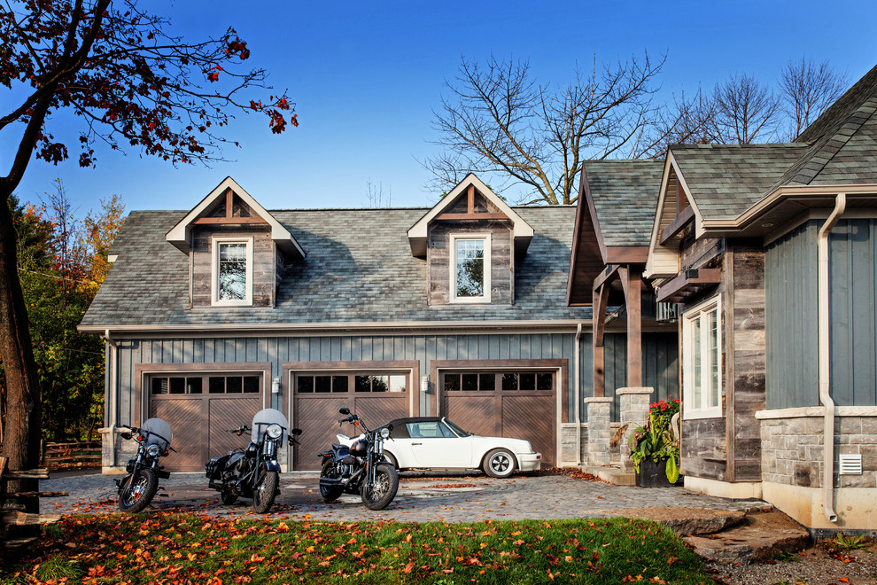 Cette image montre un garage pour trois voitures traditionnel.