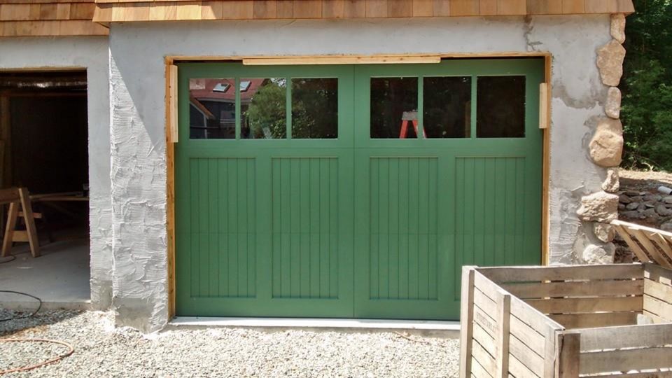 Cette image montre un grand garage séparé traditionnel.