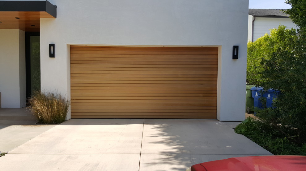 Cette image montre un garage pour deux voitures attenant minimaliste de taille moyenne.