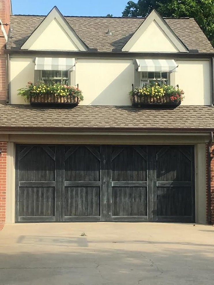 Cette photo montre un garage pour deux voitures attenant craftsman de taille moyenne.