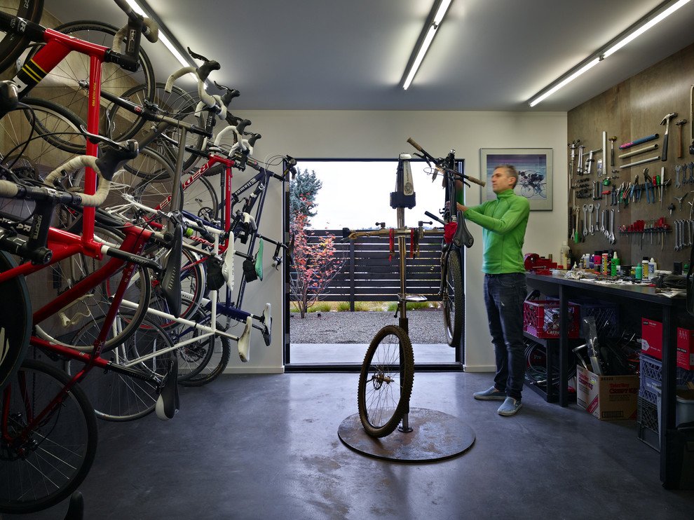 Idée de décoration pour un garage design de taille moyenne avec un bureau, studio ou atelier.