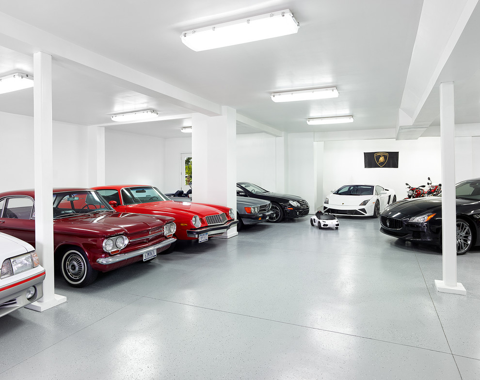 Cette photo montre un très grand garage pour quatre voitures ou plus attenant moderne avec un bureau, studio ou atelier.