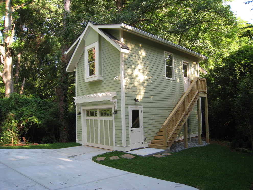 Пример оригинального дизайна: маленький отдельно стоящий гараж в классическом стиле с мастерской для на участке и в саду, одной машины