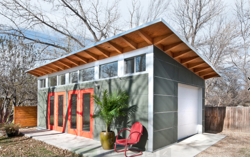 Cette image montre un garage pour deux voitures séparé bohème de taille moyenne avec un bureau, studio ou atelier.