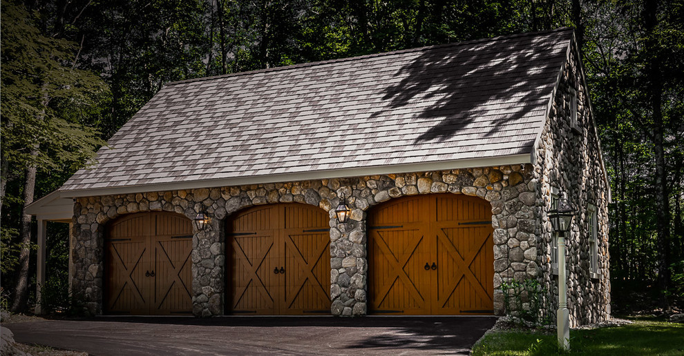 На фото: отдельно стоящий гараж среднего размера в стиле рустика с навесом для автомобилей для трех машин