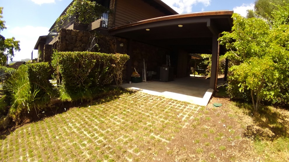 Carport - mid-sized traditional attached one-car carport idea in Hawaii