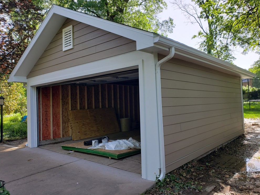 Idées déco pour un petit garage pour deux voitures séparé craftsman avec une porte cochère.
