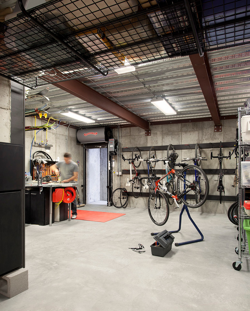 Свежая идея для дизайна: гараж в стиле лофт с мастерской - отличное фото интерьера