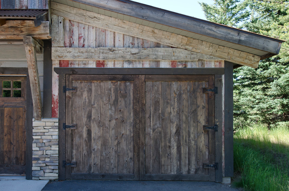 Foto på en liten rustik tillbyggd garage och förråd