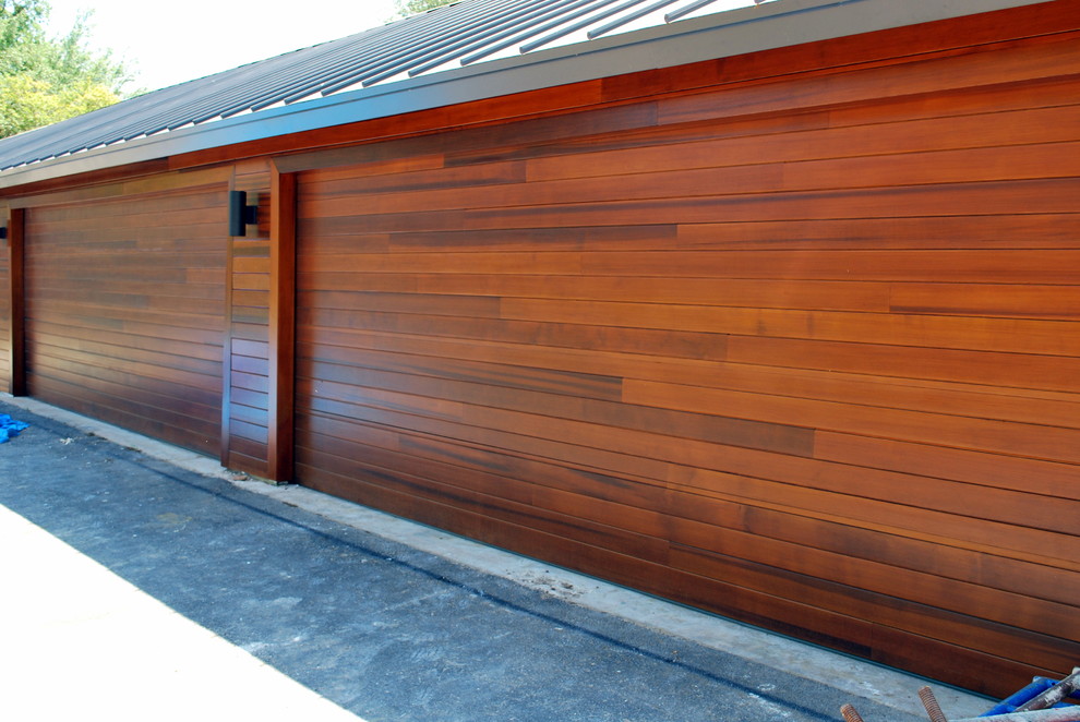 Пример оригинального дизайна: большой отдельно стоящий гараж в стиле модернизм для трех машин