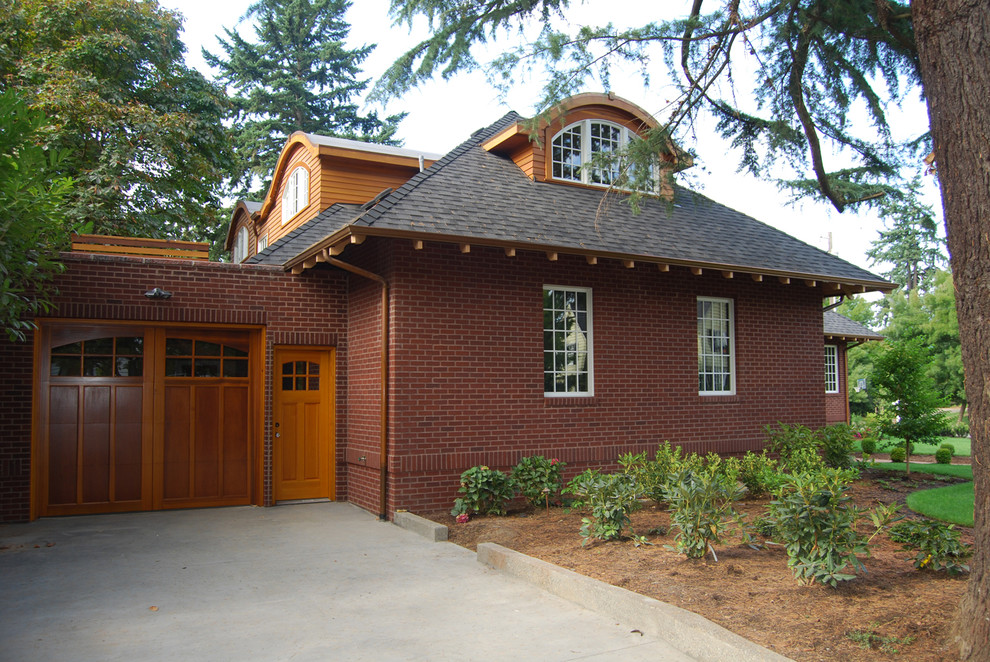 Design ideas for a large classic attached single garage in Portland.