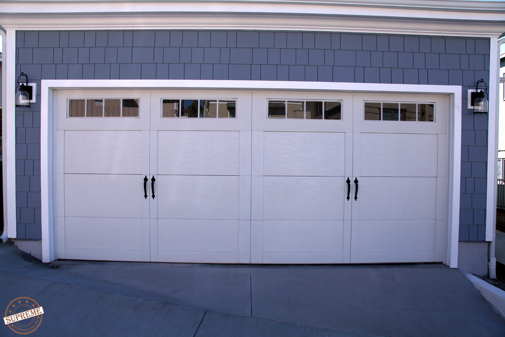 Idée de décoration pour un grand garage pour deux voitures attenant minimaliste.