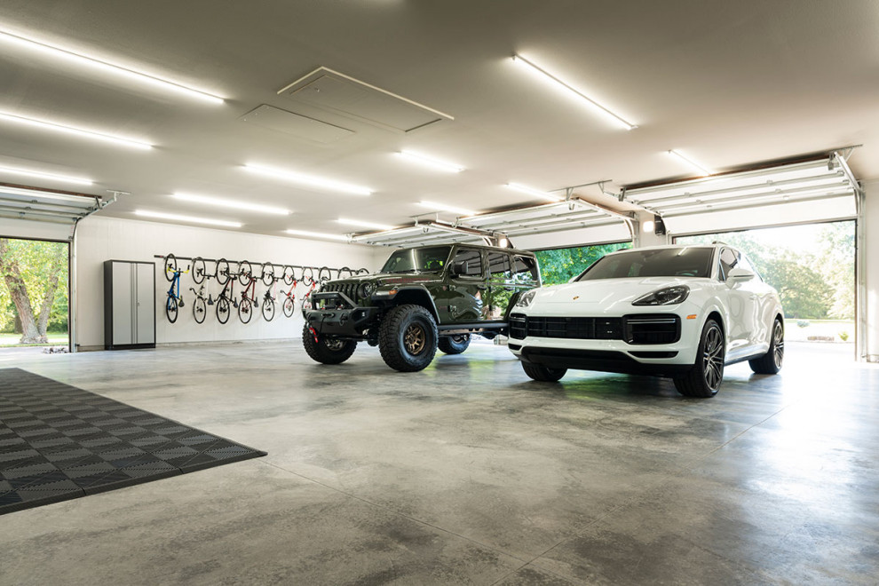 Aménagement d'un très grand garage pour quatre voitures ou plus séparé.