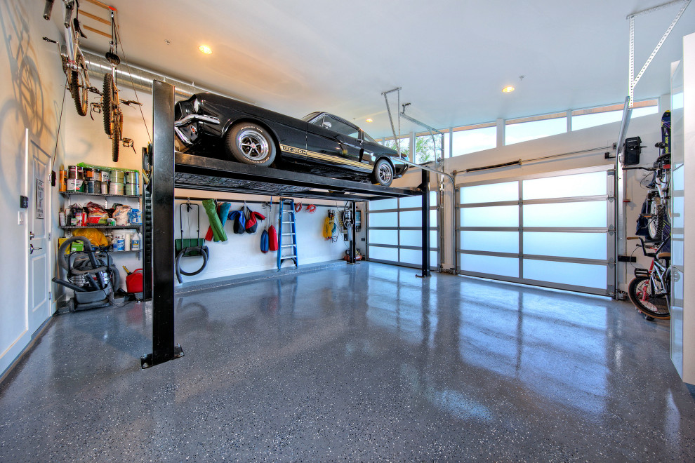 Свежая идея для дизайна: пристроенный гараж среднего размера в стиле ретро для трех машин - отличное фото интерьера