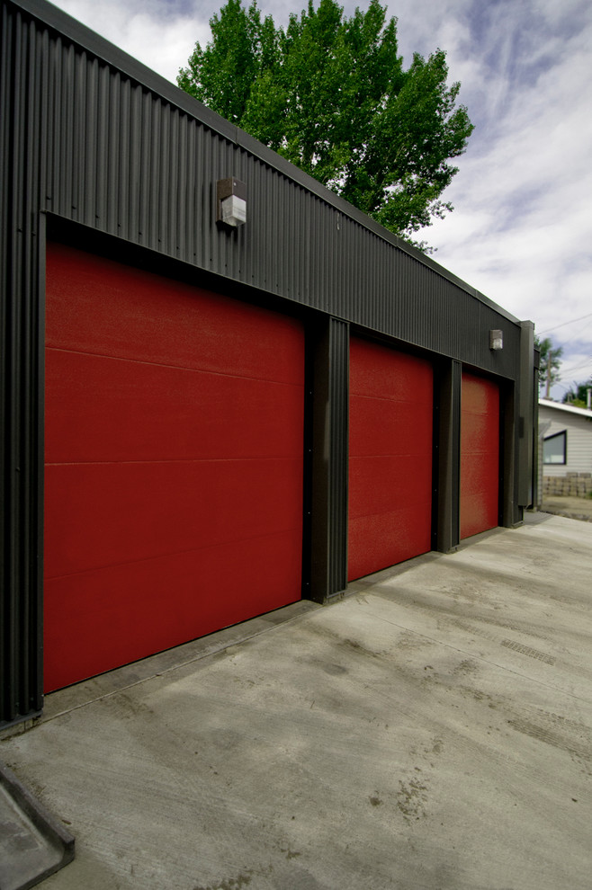 Modern inredning av en mellanstor fristående trebils garage och förråd