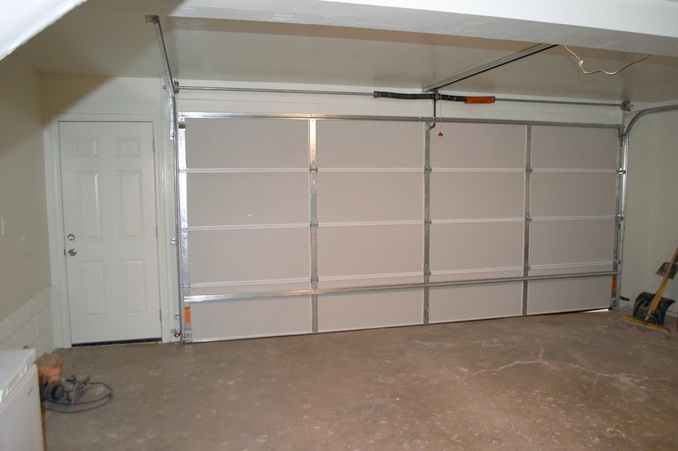 Idée de décoration pour un garage attenant tradition de taille moyenne.