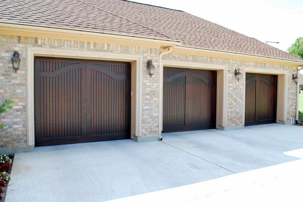 Foto på en stor medelhavsstil tillbyggd garage och förråd